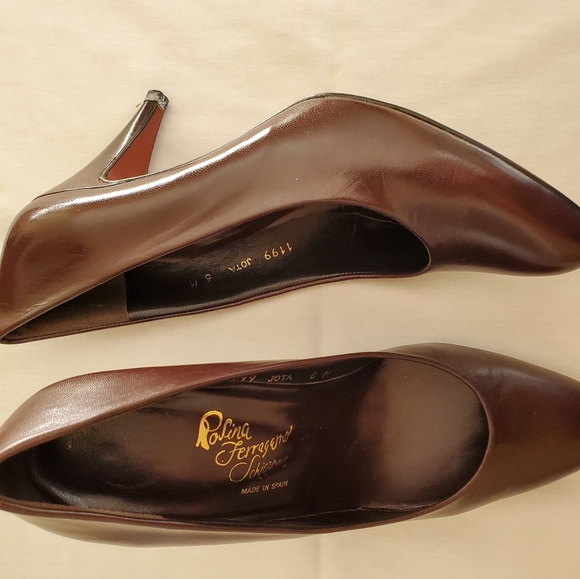 NWOT Rosina Ferragamo Schiavone size 6M classic brown pumps - Picture 2 of 2
